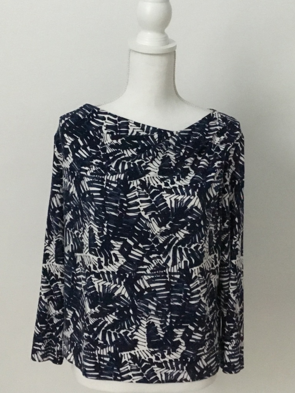 ST. JOHN Navy Blue White Abstract Leaf Floral Boat Neck Blouse Top Luxury Size M